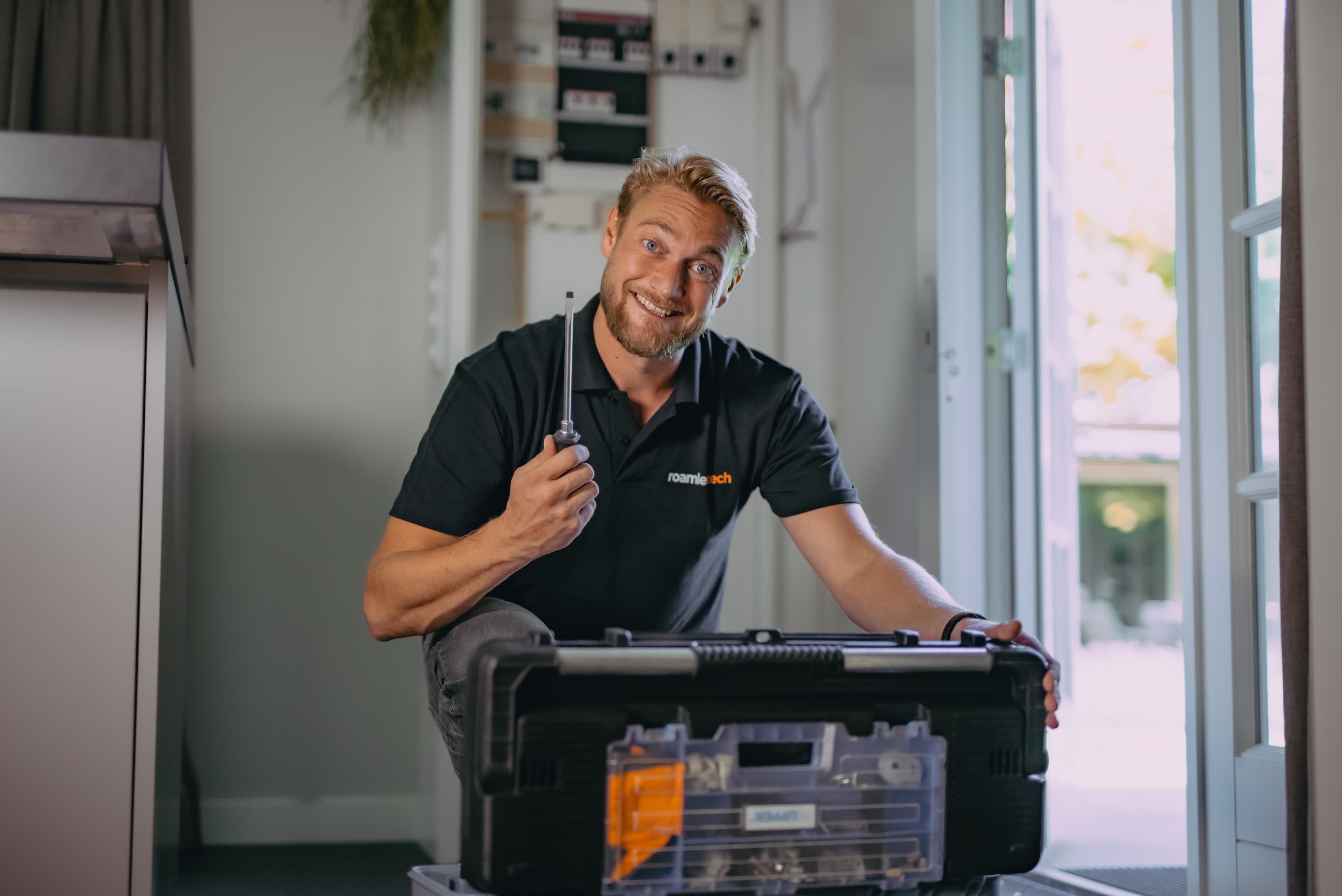 Gecertificeerde Roamler Tech monteur met gereedschapskist