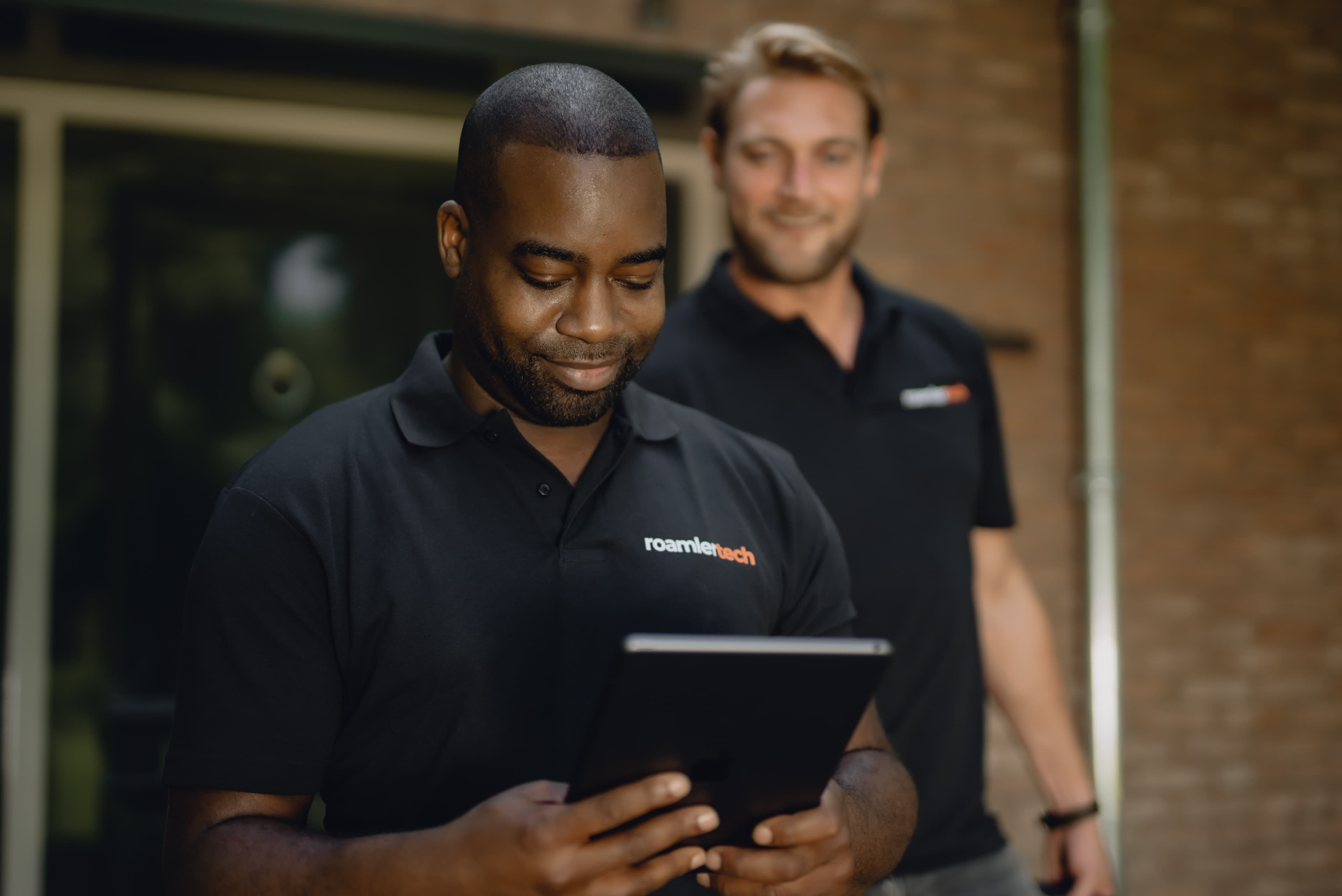 Twee Roamler Tech monteurs bespreken een opdracht